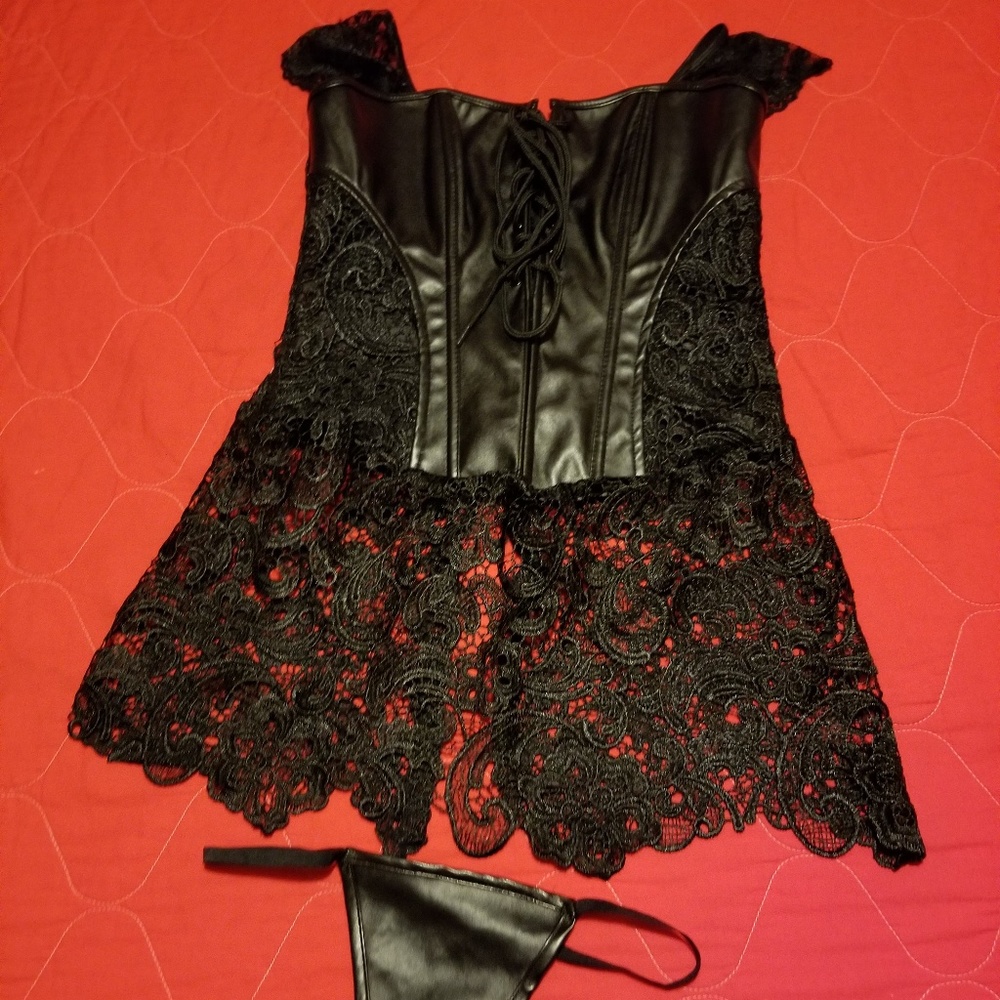 🆕️Black faux leather and lace corset - Picture 4 of 7